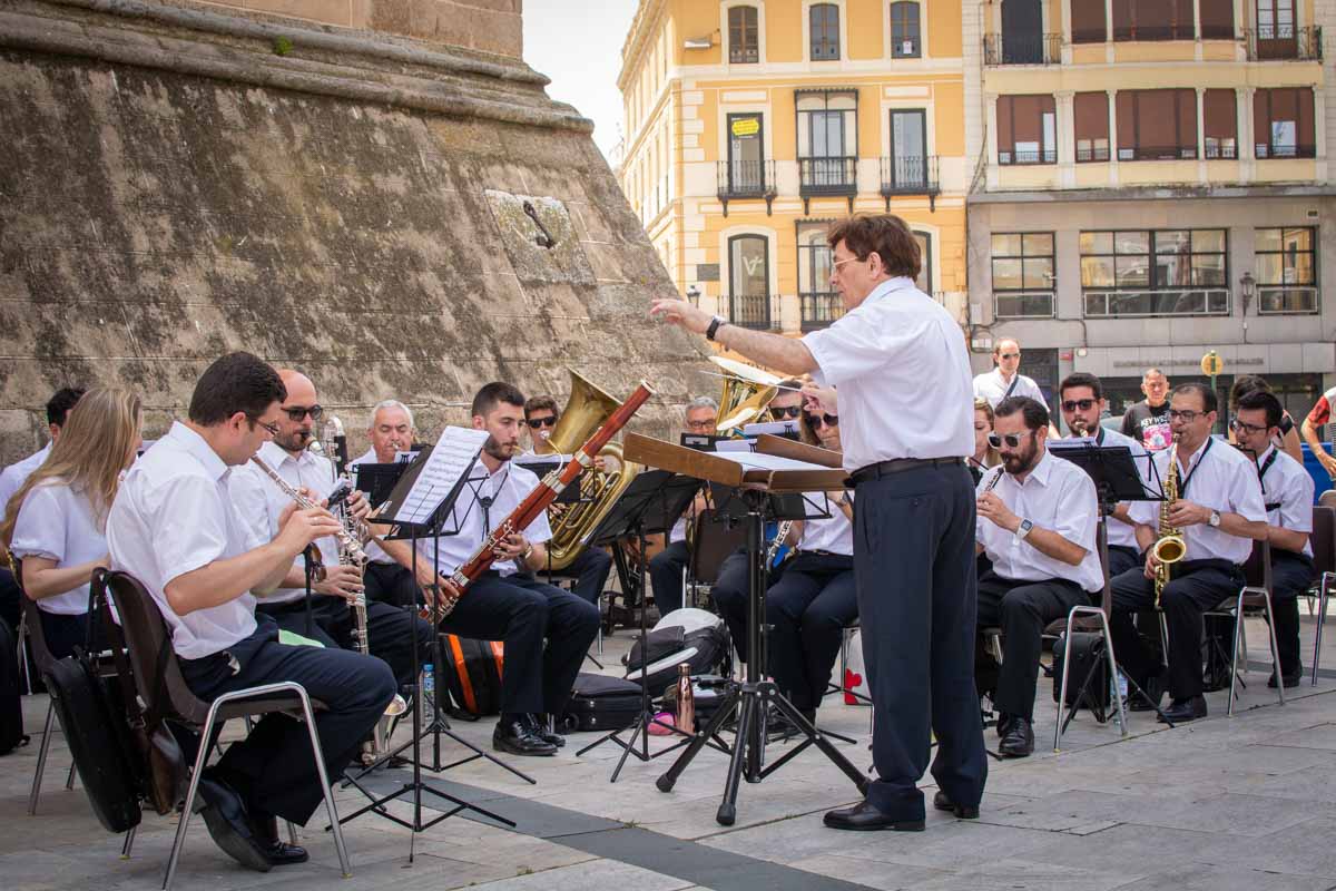 Concierto de la Banda Municipal en el XXI Concurso de pintura al aire libre 'Ciudad de Badajoz'
